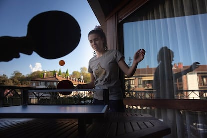 Sara e Ixiar pasan el tiempo jugando al ping pong en Aiete, San Sebastián.