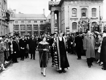 La reina Isabel II y el primer ministro Harold Macmillan en la Universidad de Oxford, el 4 de noviembre de 1960.