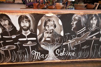 Pintura de María Sabina con los Beatles en Oaxaca, México.