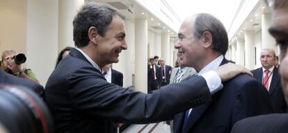 Zapatero y Pío García-Escudero se saludan en el Senado.