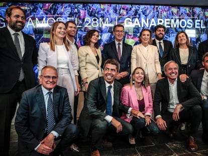 El líder del PP, Alberto Núñez Feijóo (en el centro, de pie), junto a los barones territoriales de su partido, el pasado martes en la sede nacional del PP, en Madrid.