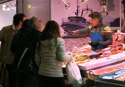 Puesto de pescado en un mercado madrileño, en diciembre.