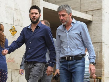 Matías y Jorge Messi salen de los tribunales de Rosario, en diciembre de 2017.