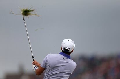 Rickie Fowler saca su bola del rough en el hoyo 15.