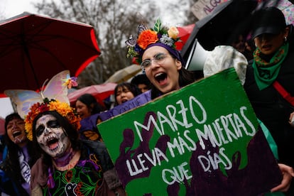 Participantes en la manifestación del 8M en el centro de Madrid, este sábado.