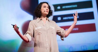 Pia Mancini durante su charla TED.