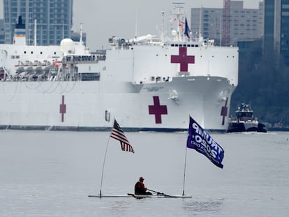 El 'USNS Comfort' en el puerto de Manhattan, Nueva York.