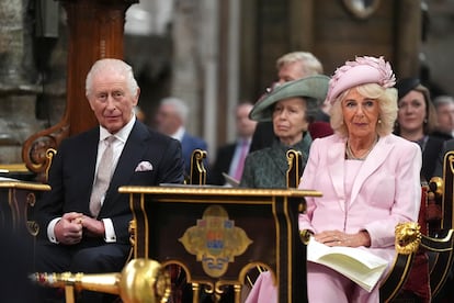 Los reyes Carlos III y Camila, y la princesa Ana (al fondo), en la abadía de Westminster durante la celebración del Día de la Commonwealth.