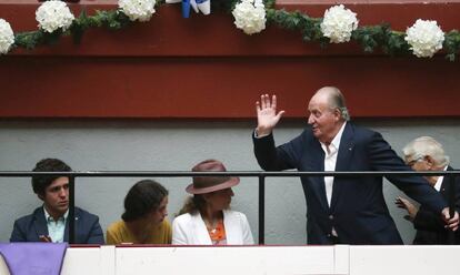 Don Juan Carlos, en San Sebastián con la infanta Elena y sus hijos Victoria y Felipe.