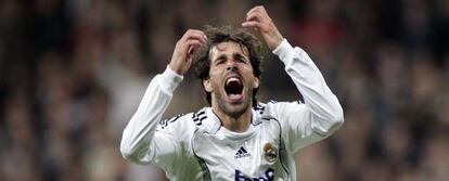 Van Nistelrooy se lamenta tras fallar el penalti.