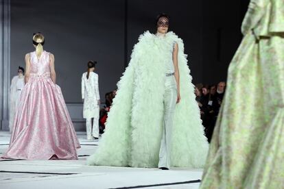 Chaquetas cortas, faldas sobre pantalón y vestidos llenos de flores protagonizan una colección inspirada en Coco Chanel y Janis Joplin, según comentó el propio diseñador italiano Giambattista Valli detrás del escenario. "Siempre construyo mis colecciones alrededor de una mujer y esta vez se trata de dos", confesó.