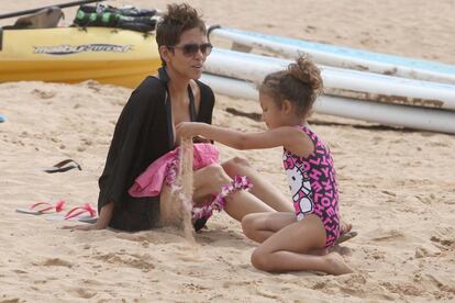 Halle Berry ha hecho una escapada a las playas de Hawaii junto a su hija Nahla de 5 años.