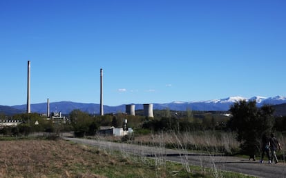 Central térmica de Compostilla, en Cubillos de Sil, cerca de Ponferrada, provincia de León. Hasta aquí llegan los camiones con carbón importado de Sudáfrica, Rusia o América que vienen desde el puerto de Gijón. En el trayecto atraviesan Villablino y el valle minero de Laciana, que está solo a 54 kilómetros, y los vecinos lo consideran la última humillación. En los últimos meses se han registrado incidentes con los camiones.