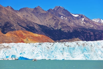 El mayor campo de hielo fuera de la Antártida y Groenlandia se encuentra en el parque nacional de Los Glaciares, en la región conocida como Andes Australes, en Argentina, que incluye una enorme porción de la cordillera de los Andes cubierta de nieve al oeste, y la estepa patagónica al este, ocupando casi la mitad de la reserva. En la zona sur se alza su glaciar más renombrado, el Perito Moreno, famoso por su continuo movimiento, con desprendimientos espectaculares de su frente de hielo. Hay dos grandes lagos, el Argentino y el Viedma (en la foto), resultado del deshielo de este ecosistema.