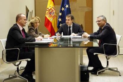 El presidente José Luis Rodríguez Zapatero, el jueves en La Moncloa con los miembros de la comisión: Miguel Sebastián y Elena Salgado (a la izquierda) y José Blanco.