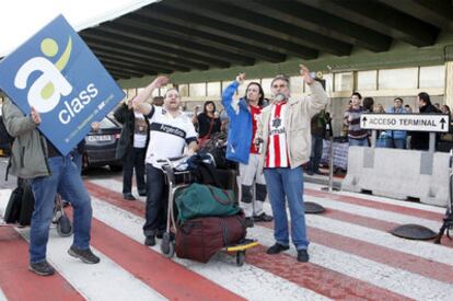 Una treintena de pasajeros argentinos, afectados por el cierre de Air Comet, cortan el tráfico en Barajas en protesta por haberse quedado en tierra.