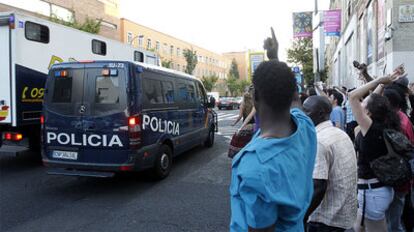 Vecinos de Lavapiés increpan a la policía el pasado 5 de juilio.