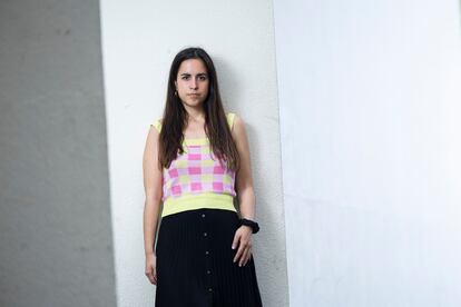 La periodista Paula Solanas fotografiada en el barrio barcelonés del Raval el 21 de junio de 2023.