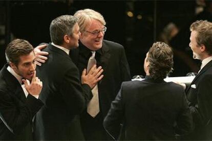 Philip Seymour Hoffman, en el centro, Oscar al mejor actor por <i>Capote,</i> es felicitado por George Clooney, Jake Gyllenhaal (izquierda) y Heath Ledger (derecha). De espaldas, Joaquin Phoenix.