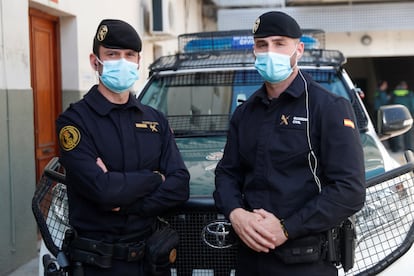 Los guardias civiles Damián Salido (izquierda) y Francisco Gonzalez que intervinieron el pasado lunes para socorrer a María Teresa L.P.