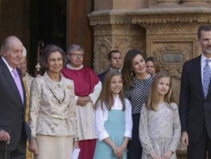 Camera captured awkward moment when reigning Queen Letizia tried to block a photo of her daughters with their grandmother Queen Sofía