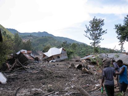 Varias casas destruidas en la aldea de Bushushu, al sur de la provincia de Kivu, el 6 de mayo de 2023 en República Democrática del Congo.