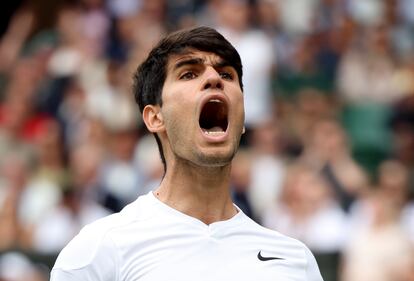 Alcaraz celebra un punto durante la final contra Djokovic.