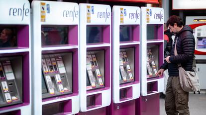 Un hombre en las máquinas auto-venta de Renfe, en la estación Puerta de Atocha-Almudena Grandes.