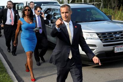 El exgerente de campaña Corey Lewandowski saluda a los periodistas mientras él y los asesores de la Casa Blanca Sebastian Gorka, Omarosa Manigault y Anthony Scaramucci acompañan al presidente Trump en un evento que celebran veteranos en Ohio, el 25 de julio. Jonathan Ernst: "La persona más visible en cualquier Casa Blanca es, naturalmente, el presidente, seguido por el secretario de prensa. Pero también hay personal que los apoya, cualquiera de los cuales puede aparecer de repente en la vista pública y ser noticia nacional durante uno o dos días. Para aquellos de nosotros que cubrimos la Administración Trump, parece haber más figuras importantes en el ala oeste que nunca. Es crucial saber quién es quién y por qué son importantes. Cuando levanté la cámara y retrocedí delante del grupo para tomar esta imagen, Lewandowski me saludó y señaló directamente a la lente. Me gustó la foto, pero no tenía idea de que fuera un poco viral, sobre todo porque Scaramucci, que era el agitador de esa semana, estaba escondido en el paquete". Días después de esta foto, Trump despidió a Scaramucci como director de comunicación.