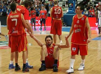 Navarro, su hermano Marc y Calderón ayudan a levantarse a Pau Gasol tras la decepción final.