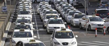 Decenas de taxis en la estación de Atocha, en Madrid (archivo).