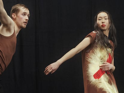 Bailarines en el desfile de Dries van Noten en la semana de la moda de París 2021.