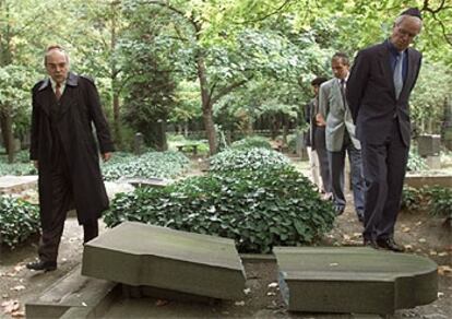 Una de las más de cien tumbas del cementerio judío de Berlín que fueron destrozadas en un asalto hace dos años.