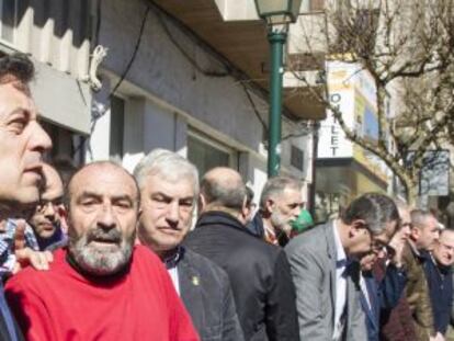 Protesta de los alcaldes ante el Parlamento gallego el 11 de marzo, con Besteiro en primer plano.