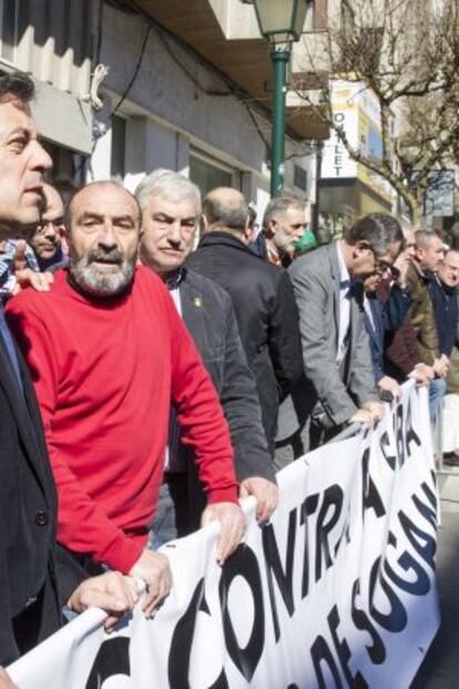 Protesta de los alcaldes ante el Parlamento gallego el 11 de marzo, con Besteiro en primer plano.