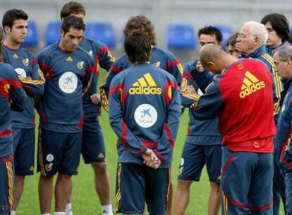 Aragonés da instrucciones a sus jugadores en el entrenamiento de ayer en Riga.