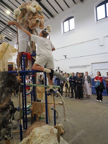 Montaje en directo de la instalación '¡Viva la montaña!', durante la visita institucional al pabellón español, este miércoles.