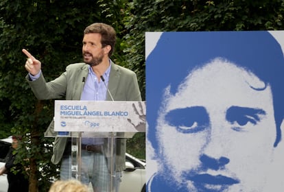 El presidente del PP, Pablo Casado, interviene en la clausura de la Escuela de Verano Miguel Ángel Blanco, en Ermua (Bizkaia).