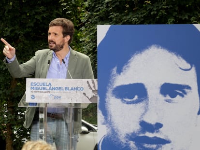 El presidente del PP, Pablo Casado, interviene en la clausura de la Escuela de Verano Miguel Ángel Blanco, en Ermua (Bizkaia).