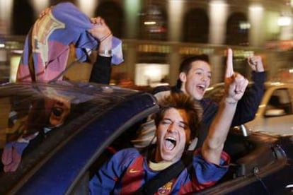 Aficionados barcelonistas celebran el título en las Ramblas.