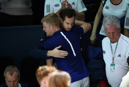 Edmund se abraza con Murray tras su victoria sobre Kohlschreiber.