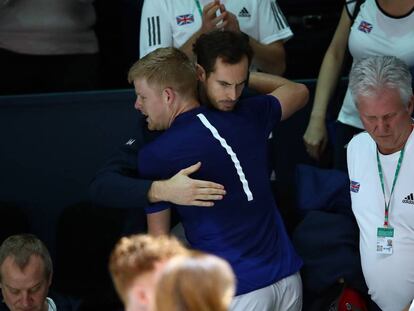 Edmund se abraza con Murray tras su victoria sobre Kohlschreiber.