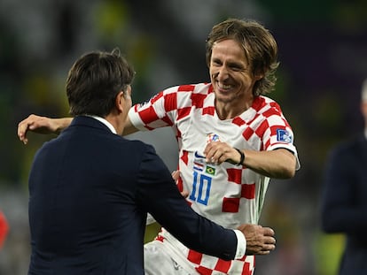 Luka Modric celebra con su entrenador, Zlatko Dalic, tras vencer en los penaltis a Brasil.