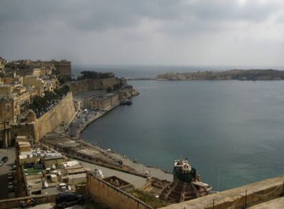 Vista del gran puerto de Valetta desde los Jardines Upper Barraca