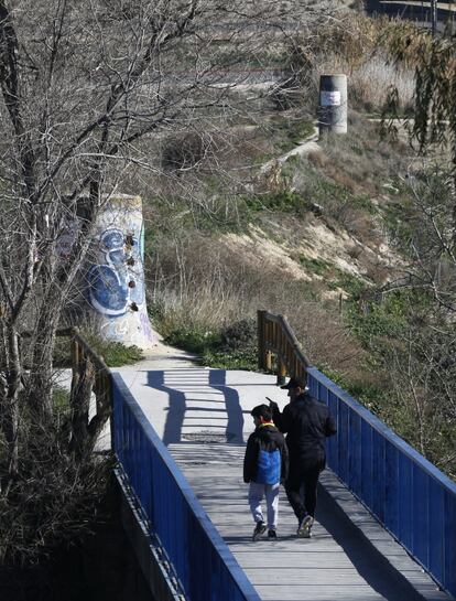 Pasarela del Trasvase sobre el río Manzanares que da acceso al camino de Uclés, ruta vinculada al Camino de Santiago.