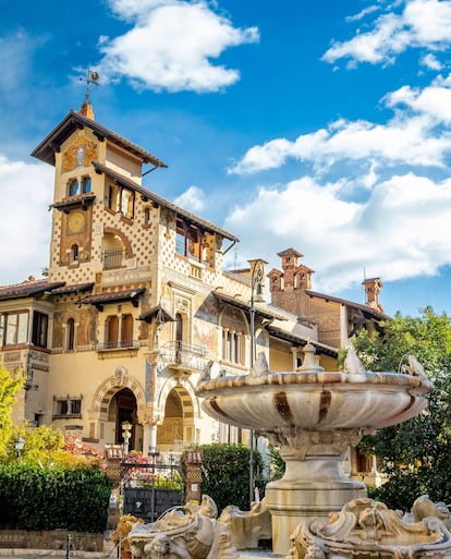 Detalle de la plaza Mincio en el barrio Coppedè en Roma (Italia).