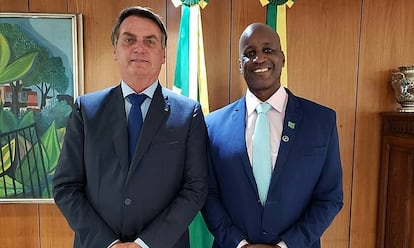 O presidente Bolsonaro e o diretor da Fundação Palmares, Sergio Camargo em uma imagem da conta dele no Twitter.