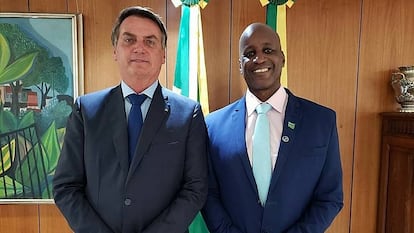 O presidente Bolsonaro e o diretor da Fundação Palmares, Sergio Camargo em uma imagem da conta dele no Twitter.