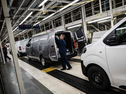 Un trabajador en una planta de fabricación de automóviles en Francia.