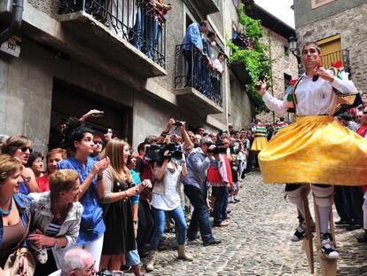 Danza de los zancos en Anguiano (La Rioja). 